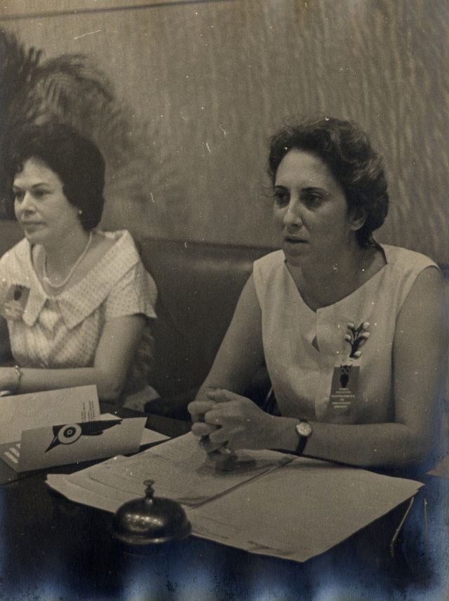 Foto de Adelina López Llerandi y María Iglesias Tauler (Maruja). Adelina (primera a la izquierda), además de bibliotecaria fue una destacada pedagoga, fundadora y directora de la Escuela de Técnicos de Bibliotecas. Maruja Iglesias se desempeñó como subdirectora d